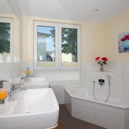 Meeresblick Fewo: Seaside Balcony With Ahoi Access Apartment Goehren (Ruegen)