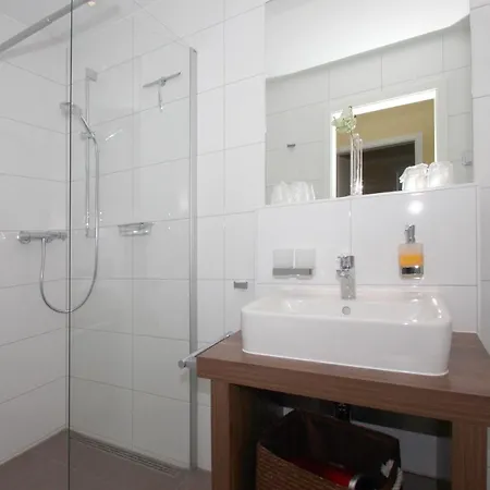 Mit Meerblick Und Balkon, Gratis Nutzung Vom Ahoi Erlebnisbad Und Sauna In Sellin - Meeresblick 65 Lejlighed *