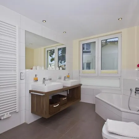 Mit Meerblick Und Balkon, Gratis Nutzung Vom Ahoi Erlebnisbad Und Sauna In Sellin - Meeresblick 65 *